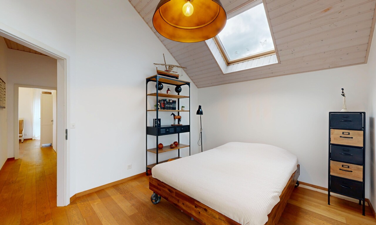 chambre avec cloison sèche, drywall, sol en finition bois, wood finish floor, et puits de lumière