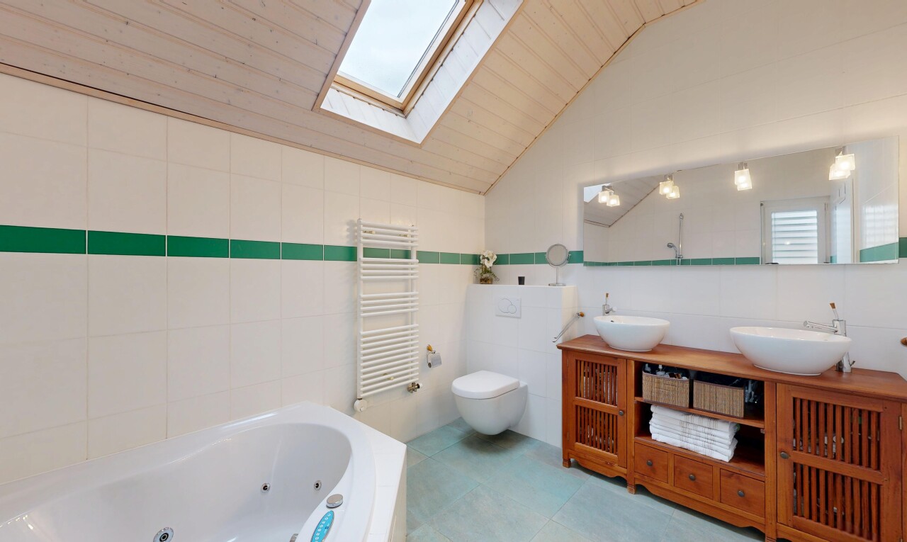 salle de bains avec salle de bain complète, bain, double vasque, inside property, et radiateur