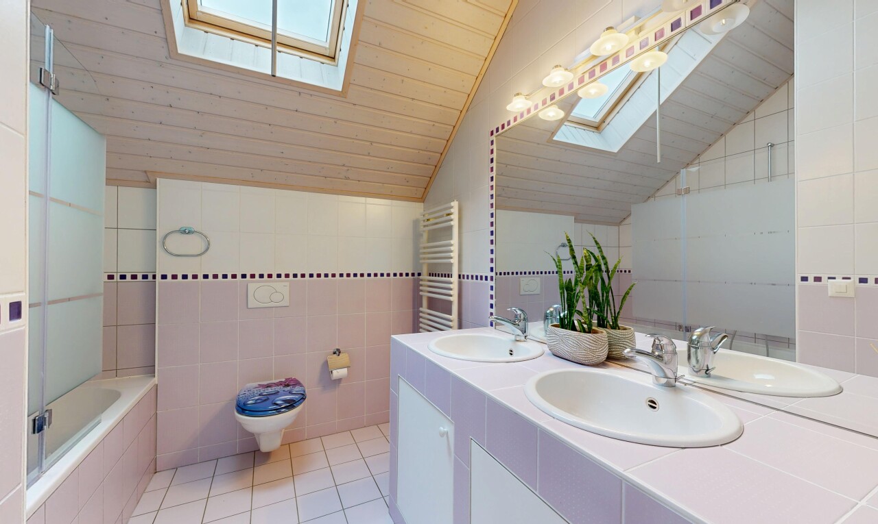 salle de bains avec puits de lumière, mur en carrelage, tile wall, salle de bain complète, et double vasque