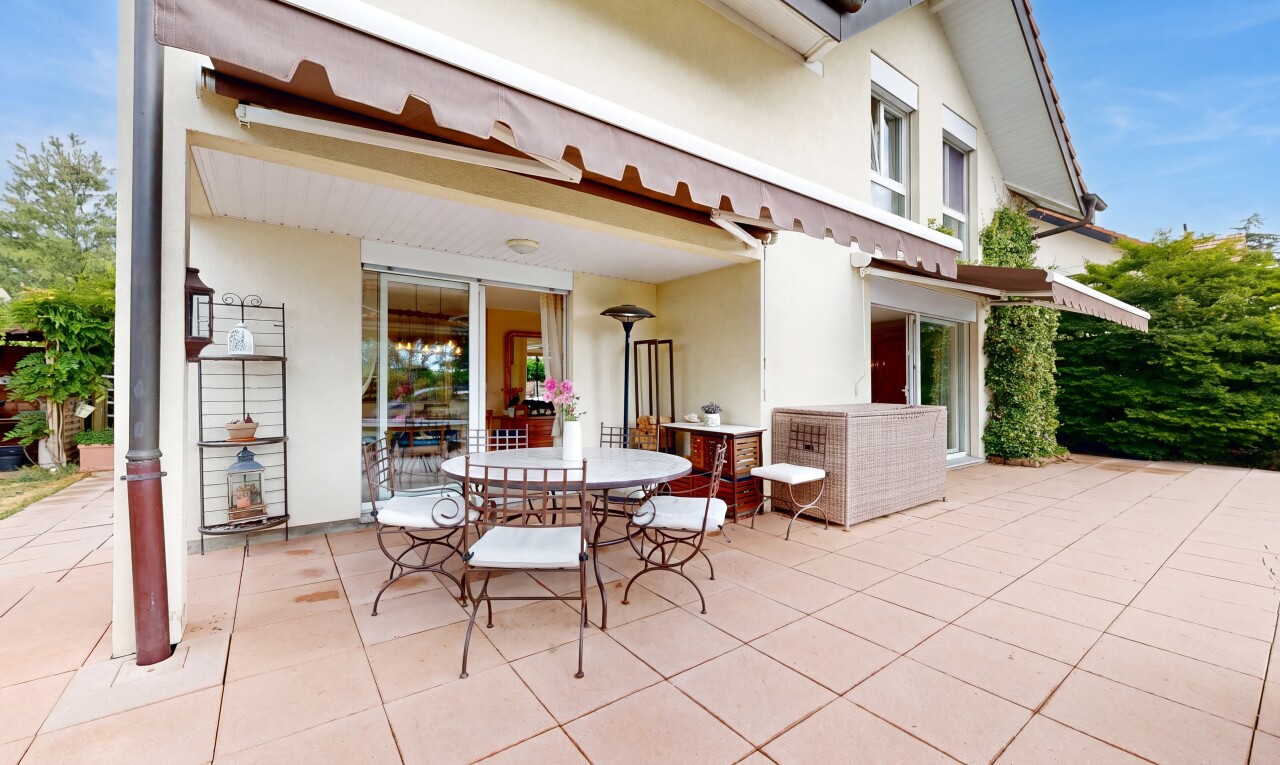 terrasse avec day time, coin repas extérieur, terrasse, auvent, et from property