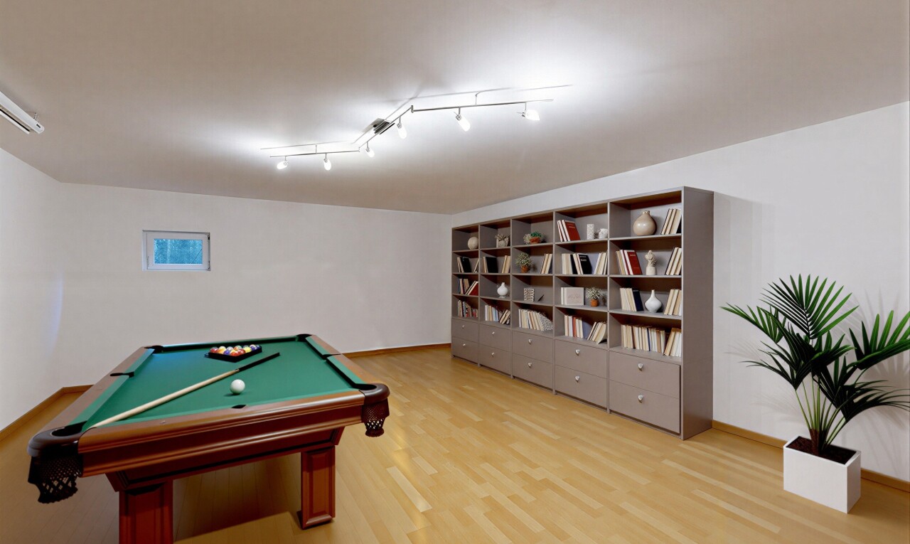 couloir avec cloison sèche, drywall, inside property, sol en finition bois, et wood finish floor
