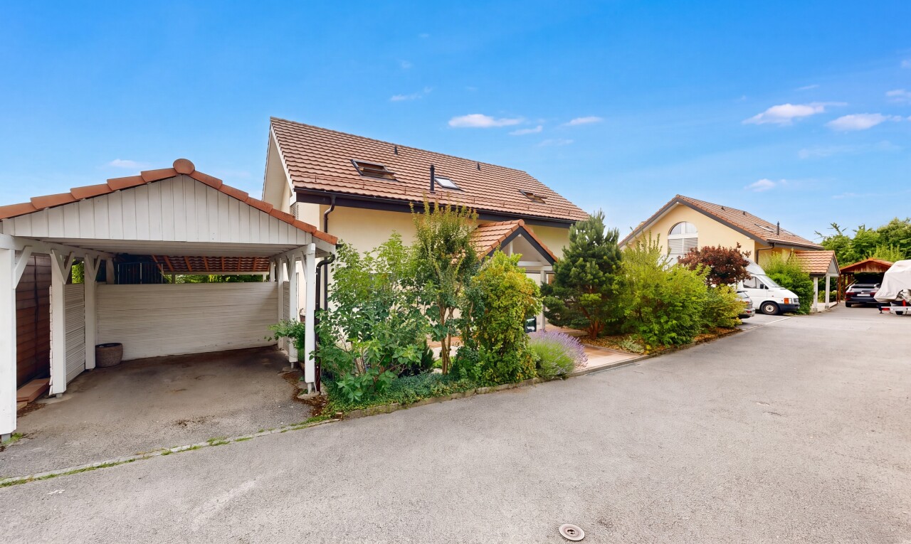 façade avec day time, abri de voiture attaché, et bardage en stuc