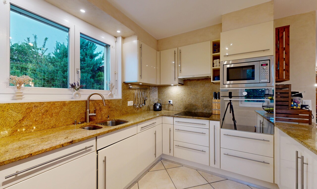 cuisine avec four, stone countertops, plans de travail en pierre, backsplash, et dosseret