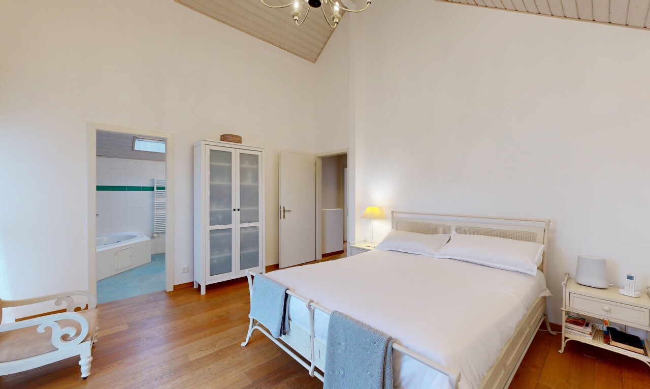 chambre avec sol en finition bois, wood finish floor, cloison sèche, drywall, et inside property
