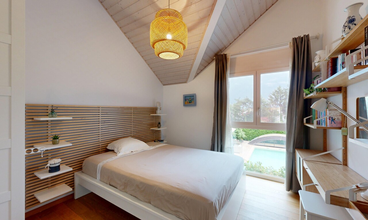 chambre avec inside property, plafond en bois, wood ceiling, cloison sèche, et drywall