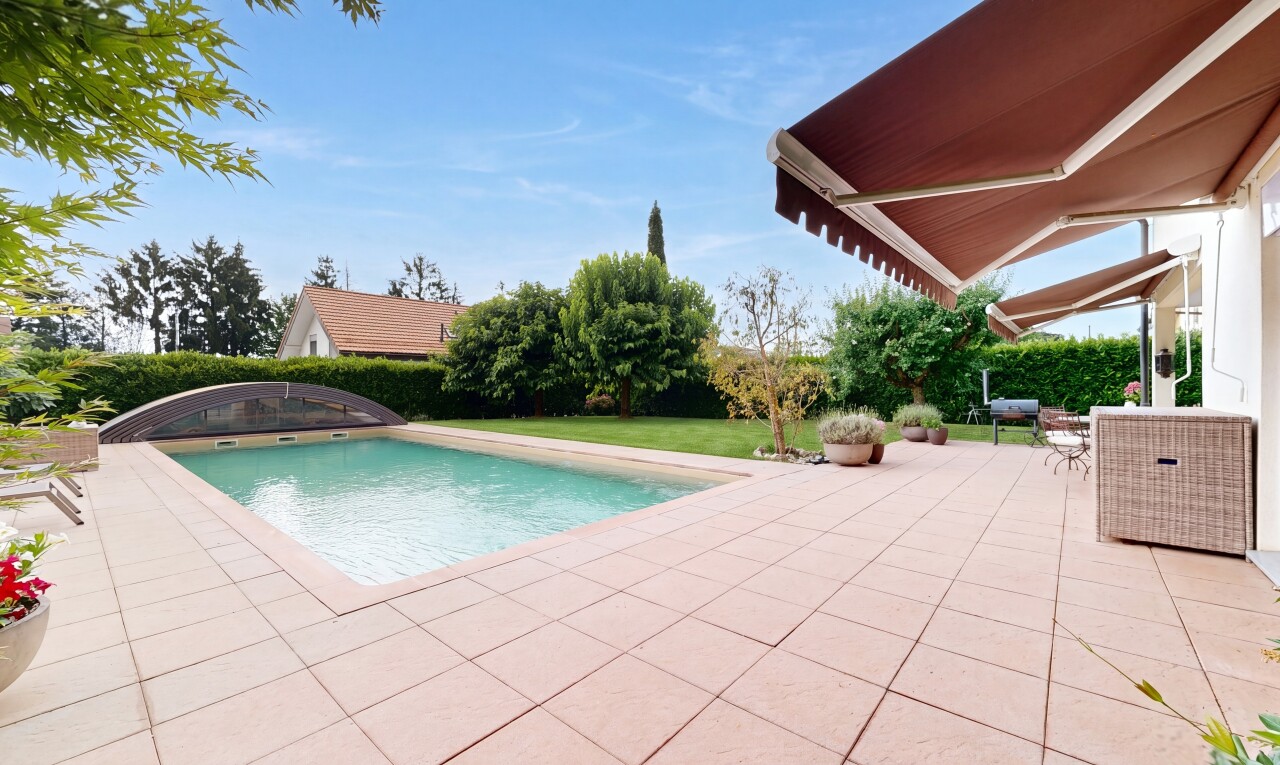 piscine avec auvent, coin repas extérieur, piscine, terrasse, et from property