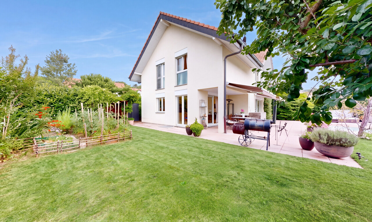 façade avec from property, pelouse, terrasse, bardage en stuc, et day time
