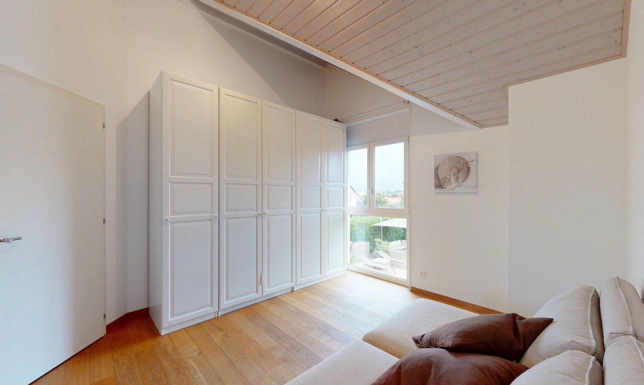 salon avec cloison sèche, drywall, sol en finition bois, wood finish floor, et inside property