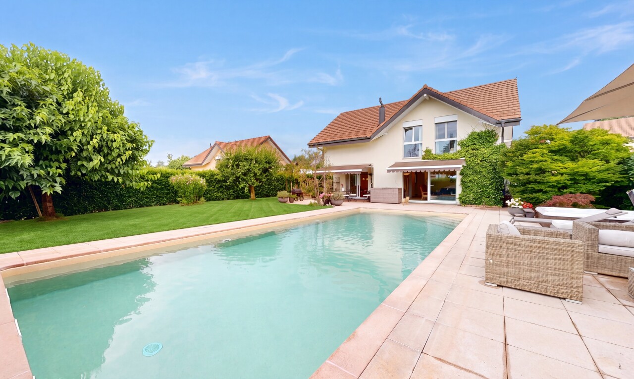 piscine avec auvent, from property, terrasse, piscine, et day time