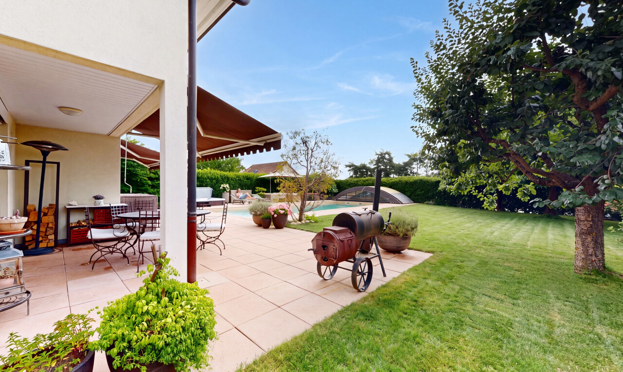terrasse avec terrasse, pelouse, piscine, from property, et day time