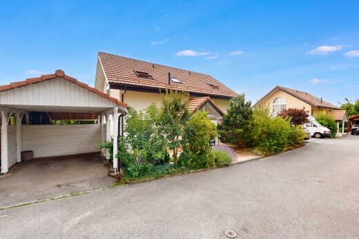 façade avec day time, abri de voiture attaché, et bardage en stuc