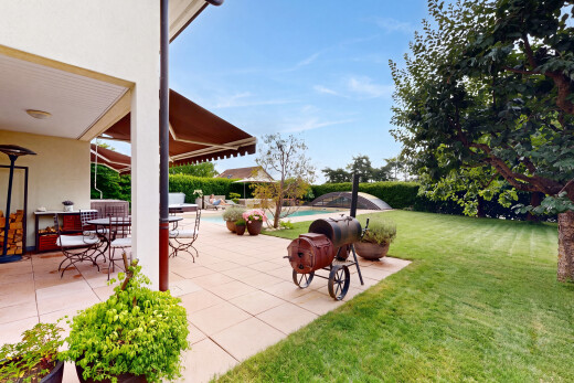 terrasse avec terrasse, pelouse, piscine, from property, et day time