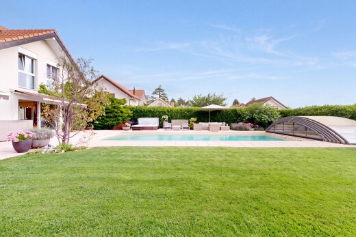 piscine avec piscine, from property, day time, pelouse, et terrasse