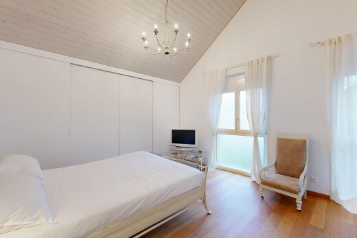 chambre avec inside property, lustre remarquable, lumière naturelle, natural light, et sol en finition bois