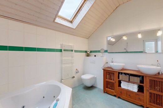 salle de bains avec salle de bain complète, bain, double vasque, inside property, et radiateur
