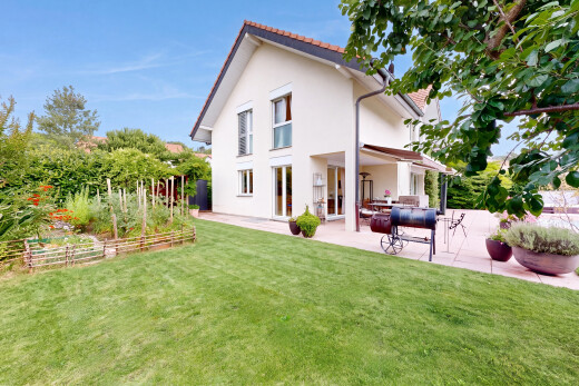 façade avec from property, pelouse, terrasse, bardage en stuc, et day time