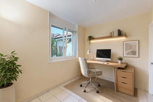 bureau avec télévision, natural light, lumière naturelle, drywall, et cloison sèche