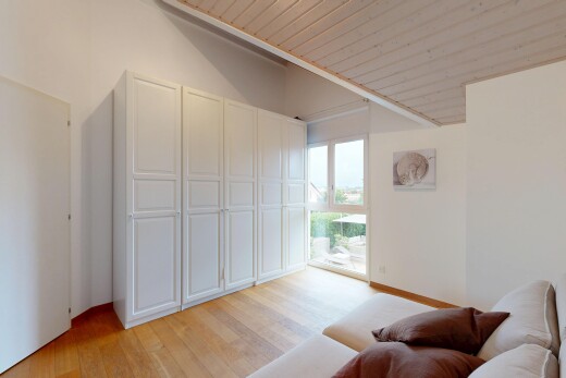 salon avec cloison sèche, drywall, sol en finition bois, wood finish floor, et inside property
