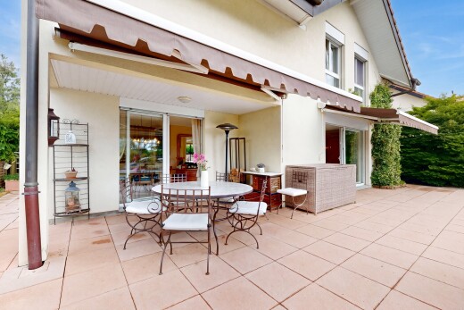 terrasse avec day time, coin repas extérieur, terrasse, auvent, et from property