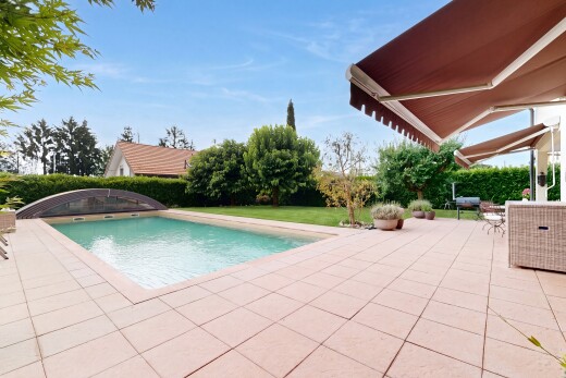 piscine avec auvent, coin repas extérieur, piscine, terrasse, et from property