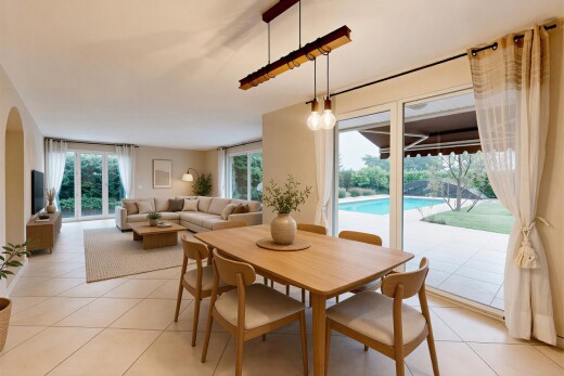 salon / salle à manger avec vue sur la piscine, cloison sèche, drywall, inside property, et lumière naturelle