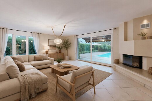 salon avec vue sur la piscine, sol en carrelage, tile floor, cloison sèche, et drywall