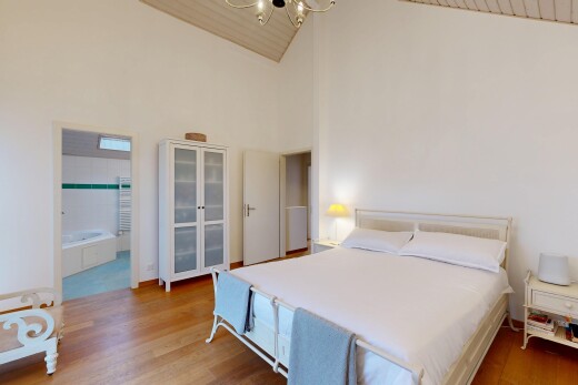 chambre avec sol en finition bois, wood finish floor, cloison sèche, drywall, et inside property