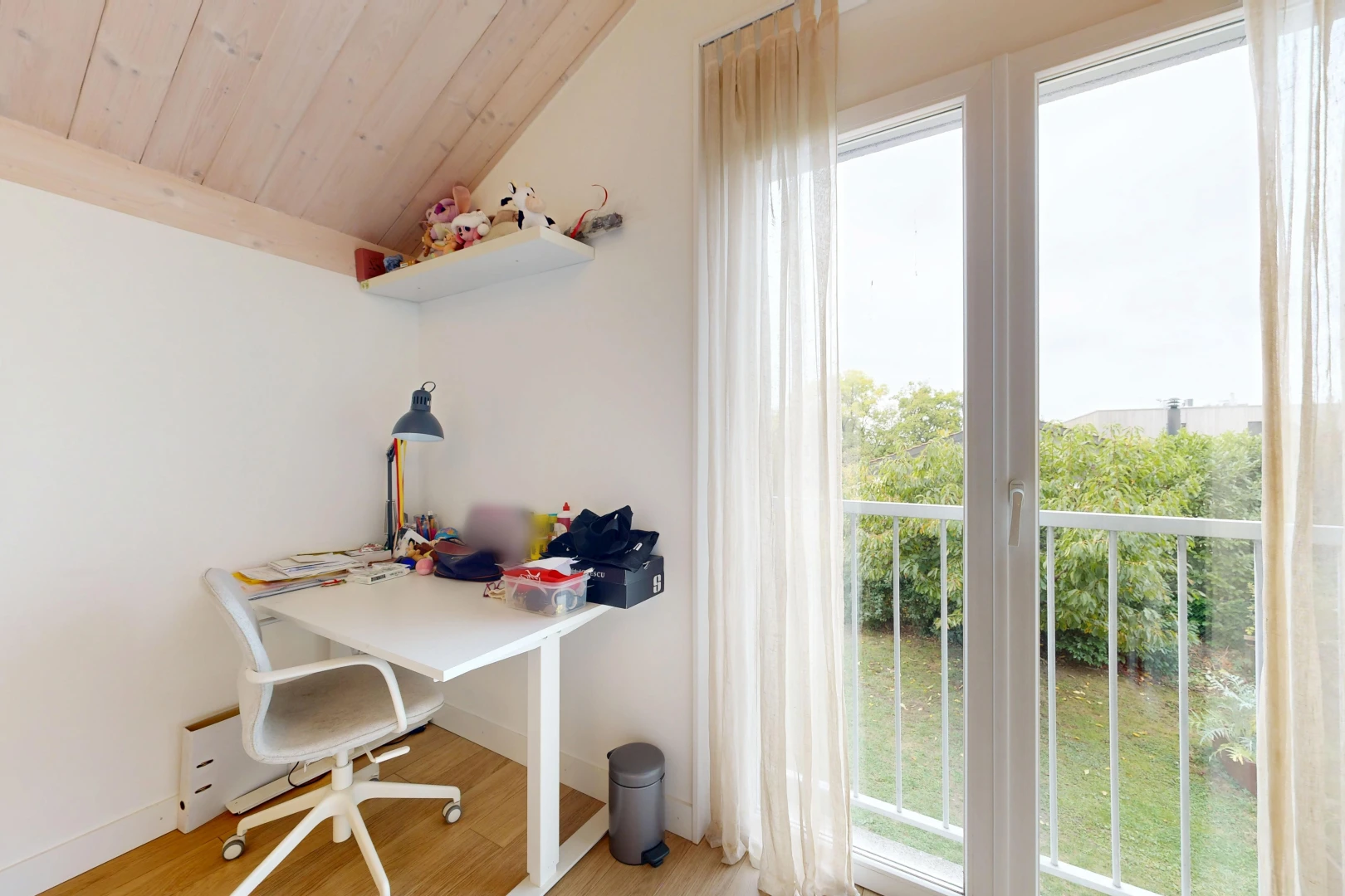 bureau avec drywall, cloison sèche, wood ceiling, plafond en bois, et wood finish floor