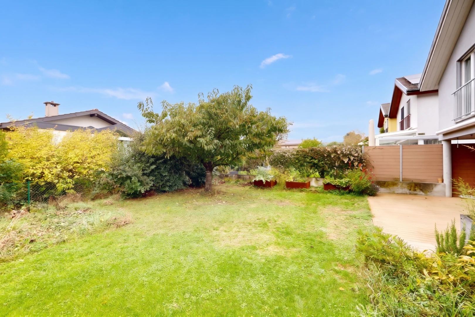 jardin avec pelouse, clôture, day time, et from property