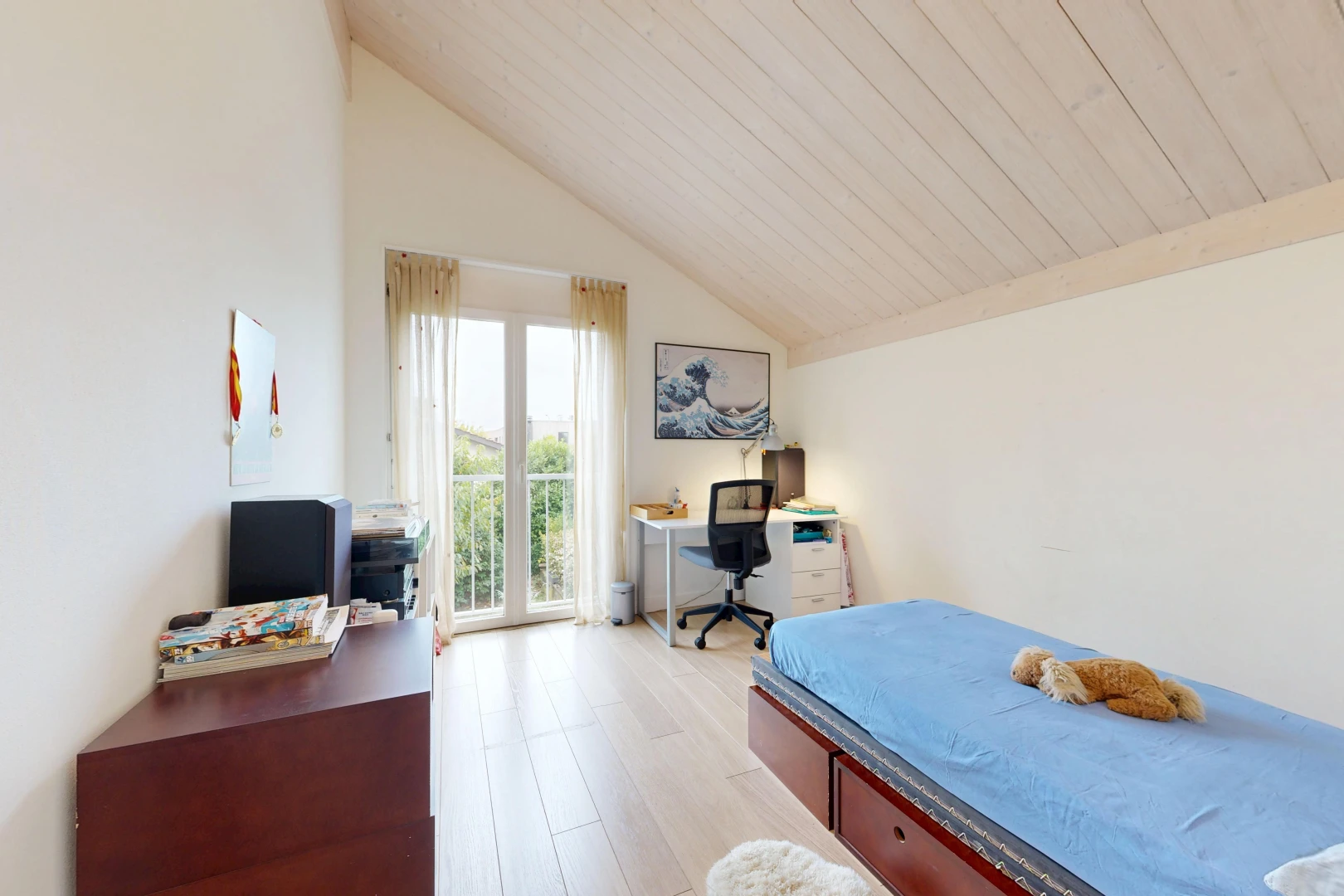 chambre avec plafond voûté, vaulted ceiling, cloison sèche, drywall, et espace bureau