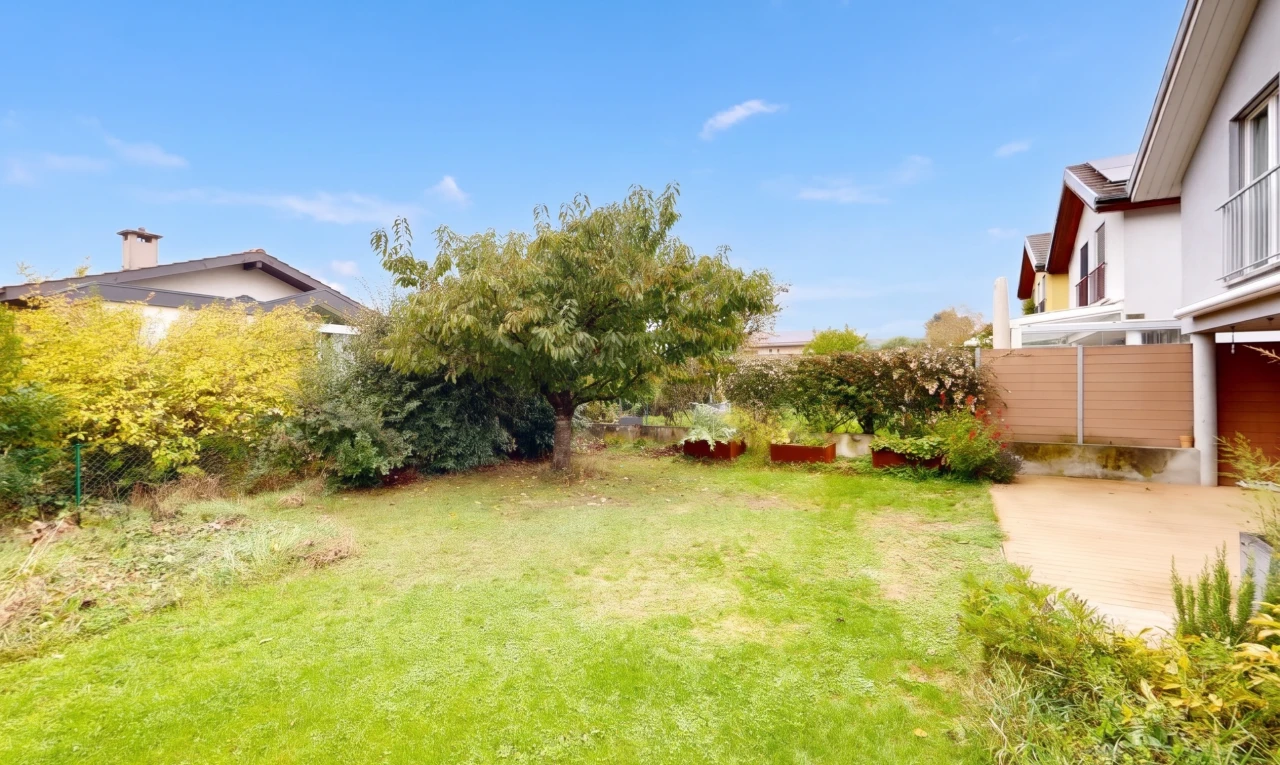 jardin avec pelouse, clôture, day time, et from property
