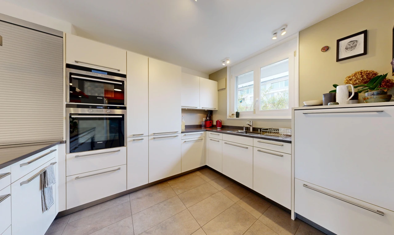 cuisine avec plans de travail, dark countertops, light floor, four double, et inside property