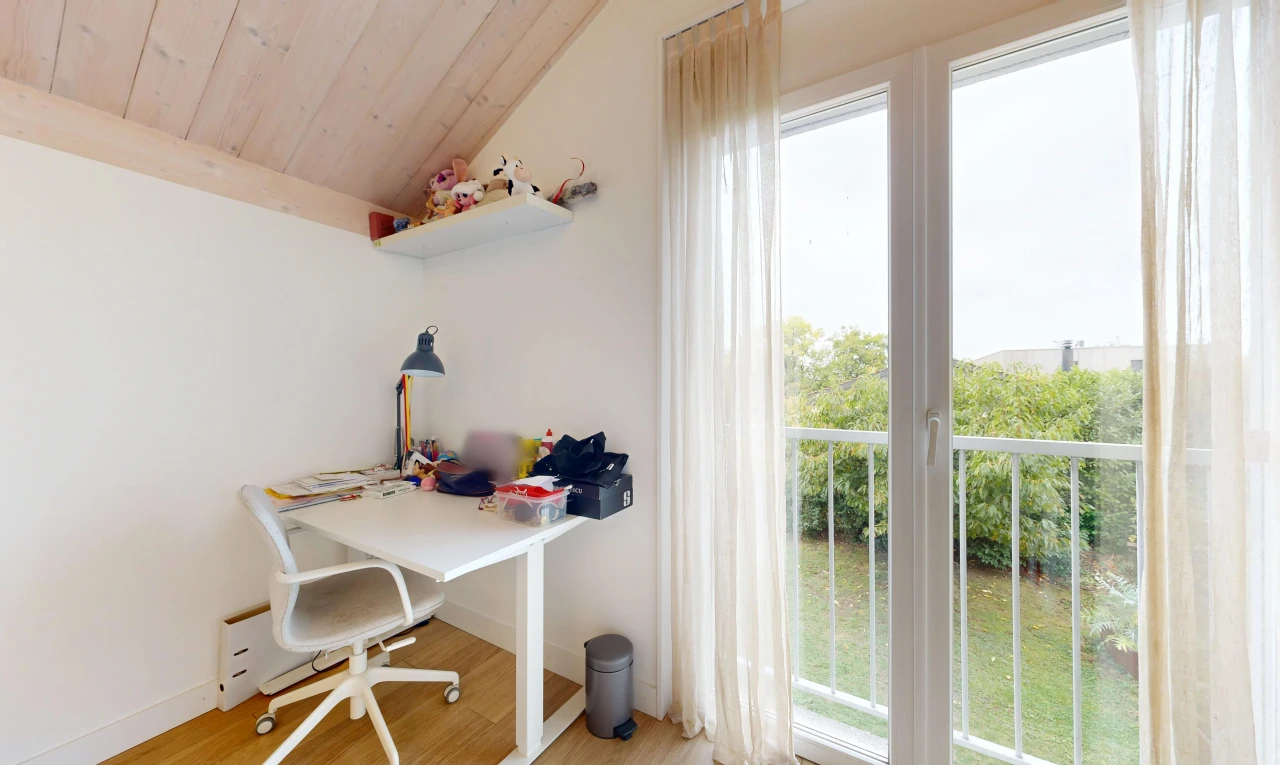 bureau avec drywall, cloison sèche, wood ceiling, plafond en bois, et wood finish floor