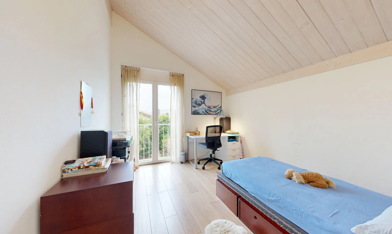 chambre avec plafond voûté, vaulted ceiling, cloison sèche, drywall, et espace bureau