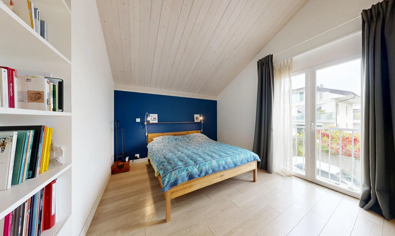 chambre avec vaulted ceiling, plafond voûté, drywall, cloison sèche, et étagères intégrées