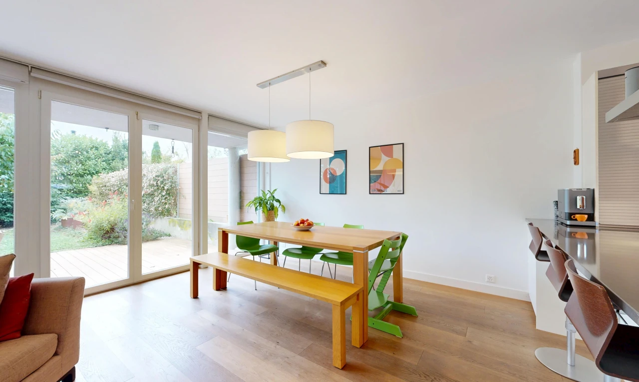 salle à manger avec cloison sèche, drywall, accès à l'extérieur, sol en finition bois, et wood finish floor