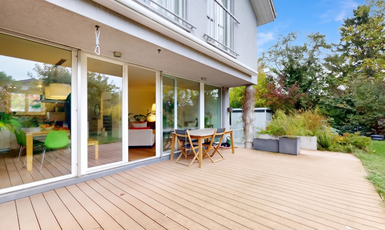 terrasse avec terrasse, from property, balcon, property visible, et coin repas extérieur