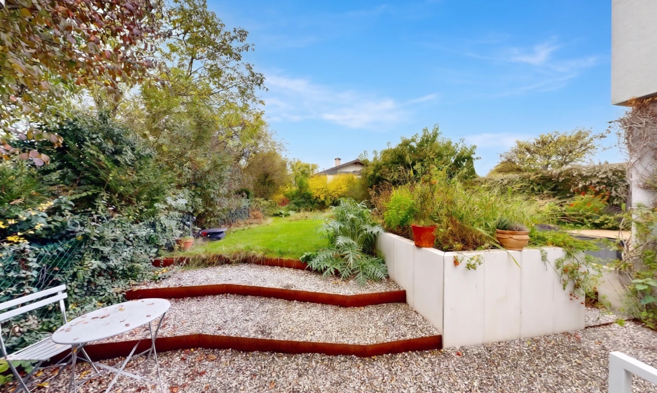 jardin avec from property et day time