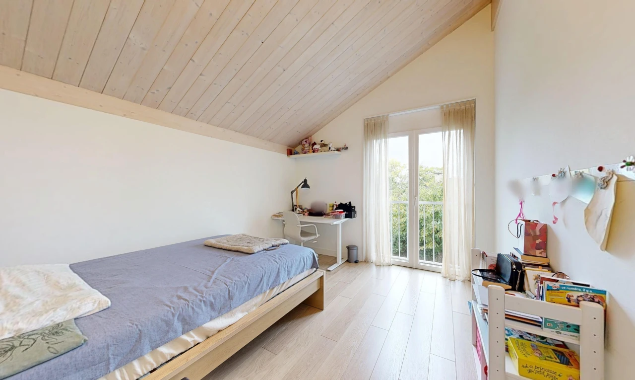 chambre avec vaulted ceiling, plafond voûté, drywall, cloison sèche, et wood ceiling