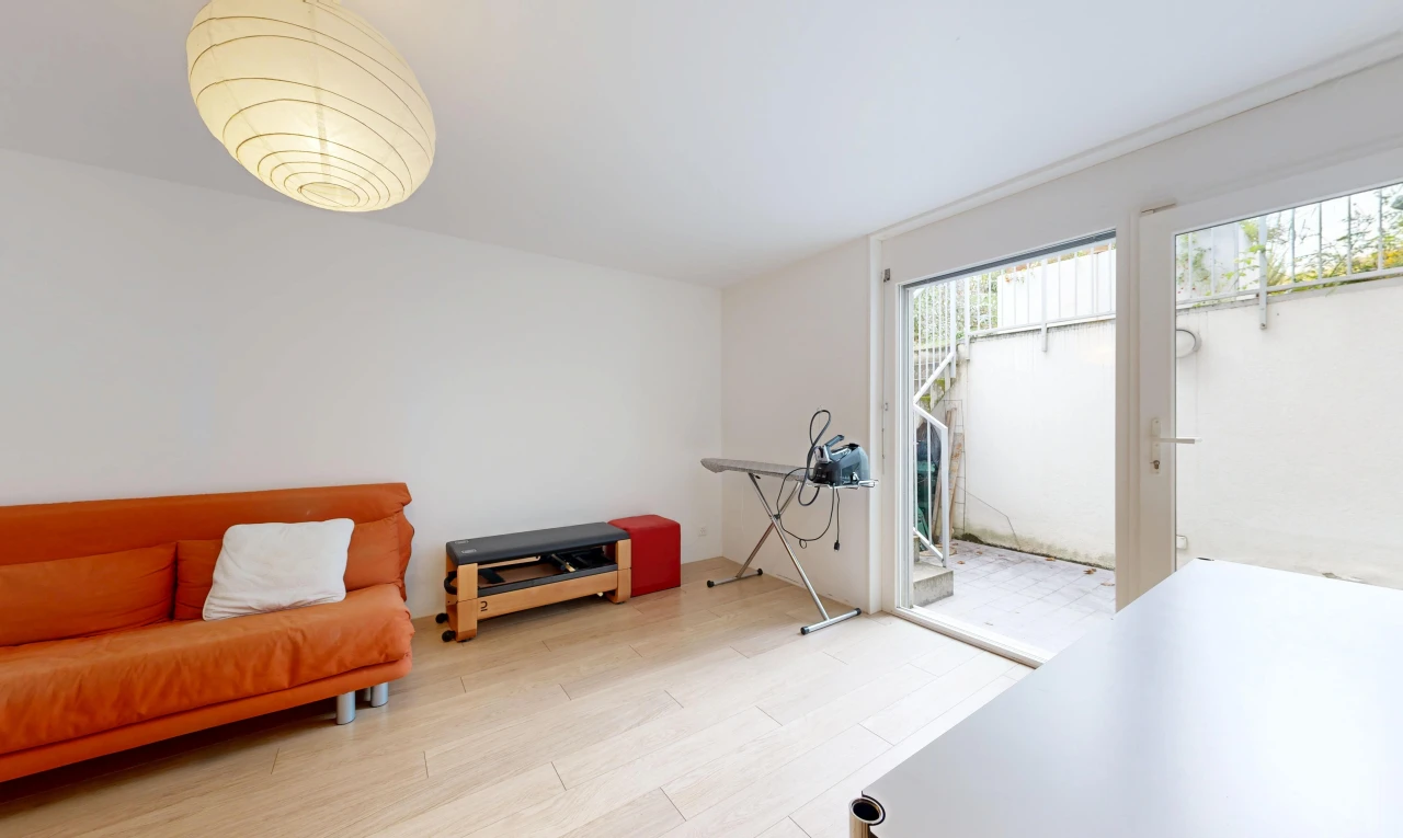 salon avec accès à l'extérieur, drywall, cloison sèche, light floor, et inside property