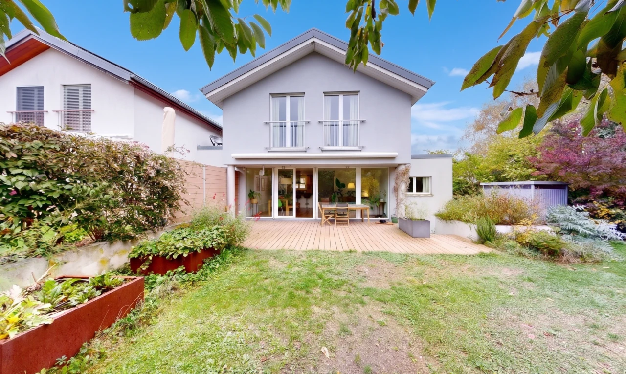 façade avec property visible, pelouse, from property, bardage en stuc, et clôture