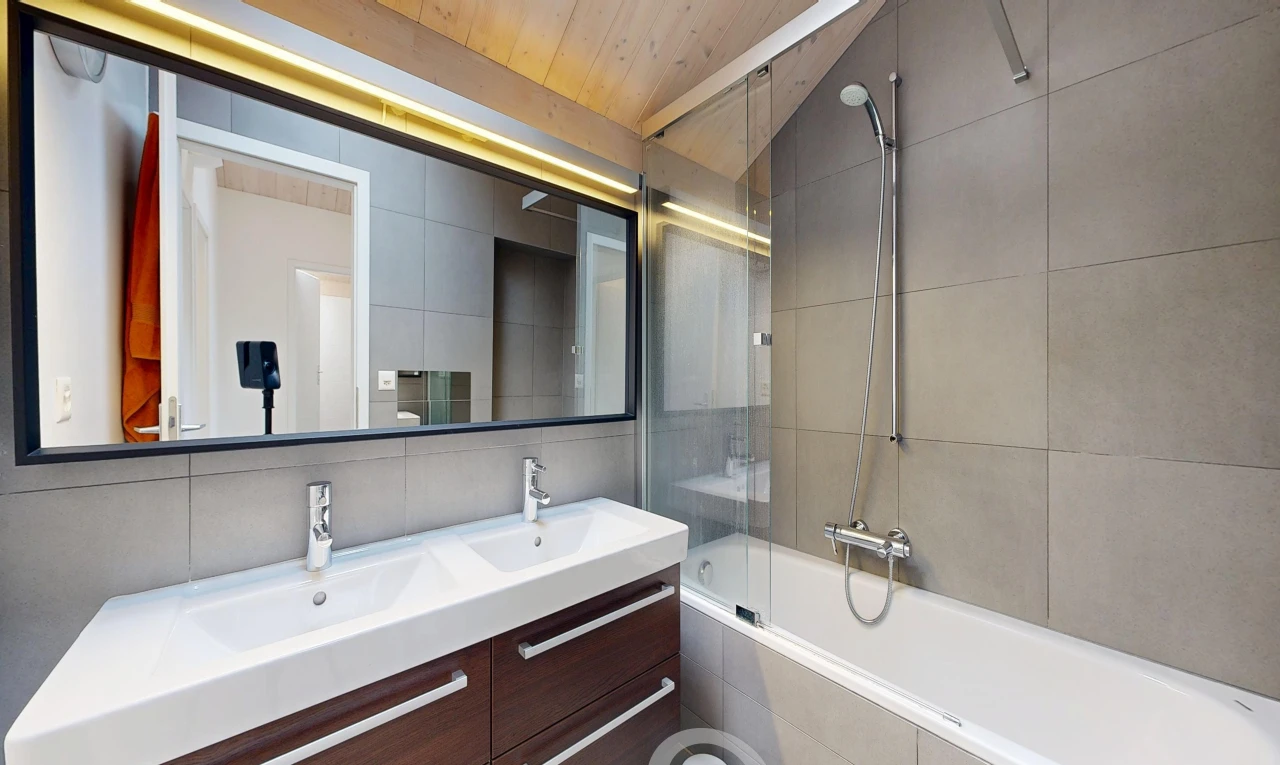 salle de bains avec double vasque, douche-bain combinés, salle de bain complète, évier, et inside property