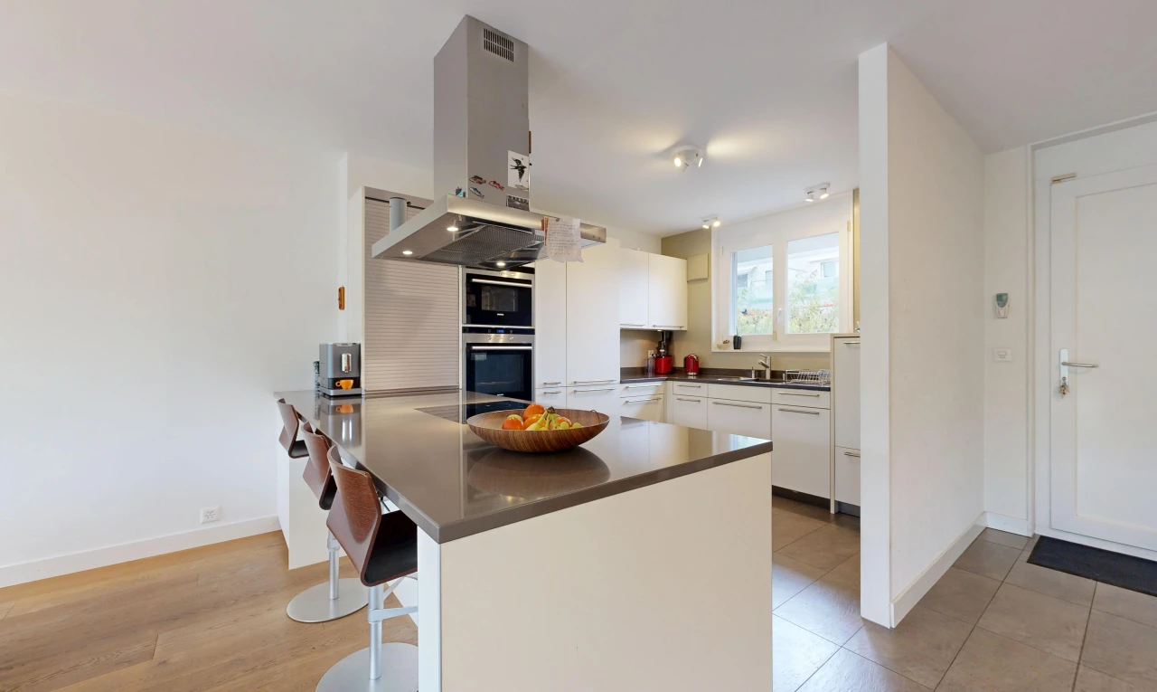 cuisine avec plans de travail, dark countertops, hotte, péninsule de cuisine, et kitchen peninsula