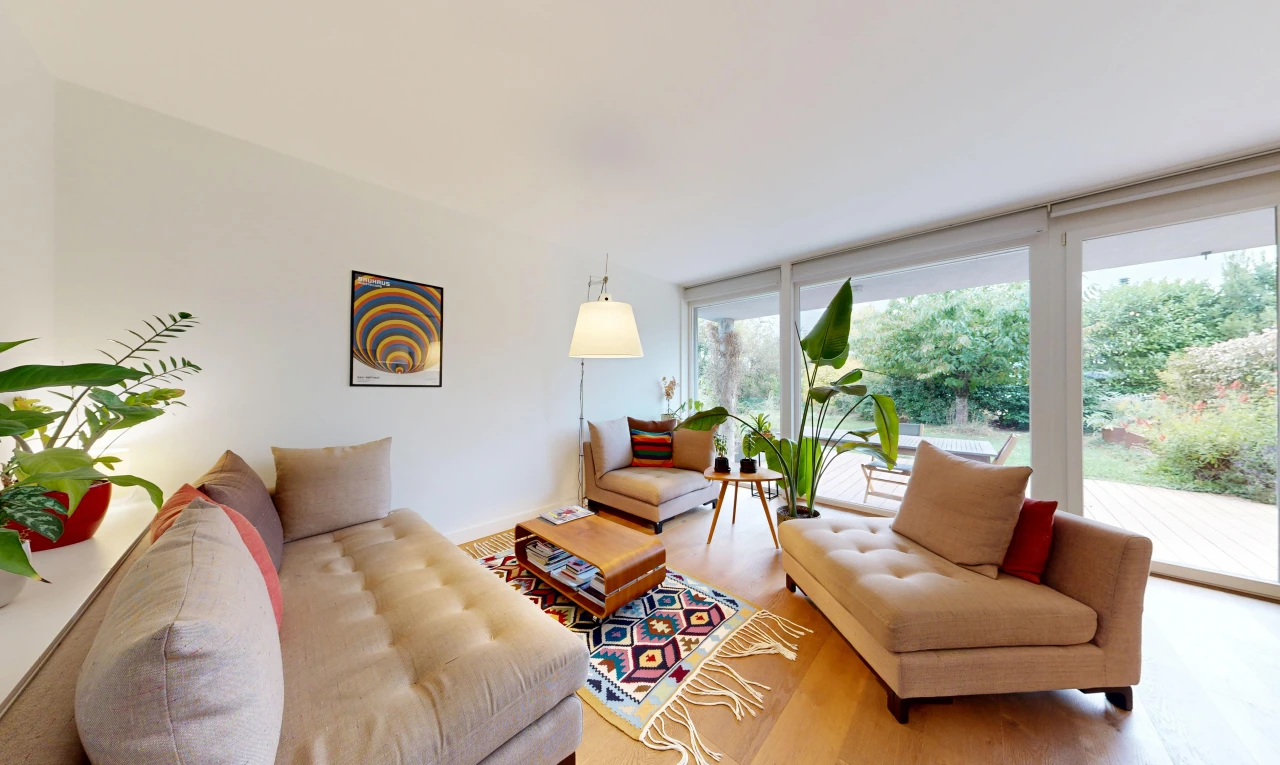 salon avec cloison sèche, drywall, inside property, sol en finition bois, et wood finish floor