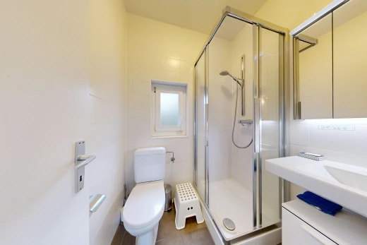 salle de bains avec douche, salle de bain complète, toilette, miroir, et inside property