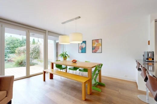 salle à manger avec cloison sèche, drywall, accès à l'extérieur, sol en finition bois, et wood finish floor