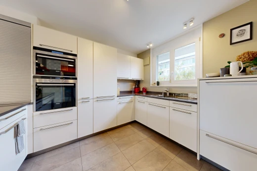 cuisine avec plans de travail, dark countertops, light floor, four double, et inside property