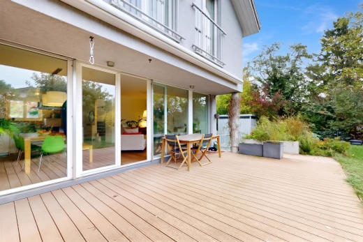 terrasse avec terrasse, from property, balcon, property visible, et coin repas extérieur