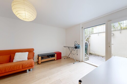 wohnzimmer mit außenzugang, drywall, gipskartonwand, light floor, und inside property