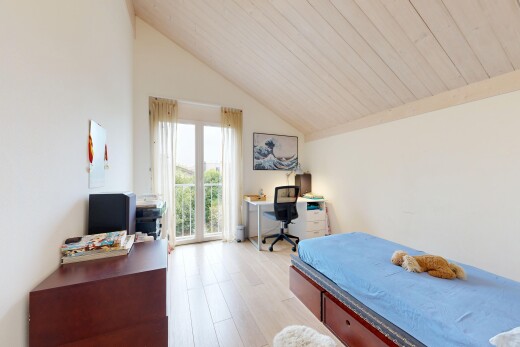zimmer / schlafzimmer mit dachschräge, vaulted ceiling, gipskartonwand, drywall, und bürobereich